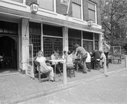 859484 Gezicht op het terras van café De Postillon (Lijnmarkt 50) op de Gaardbrug te Utrecht.